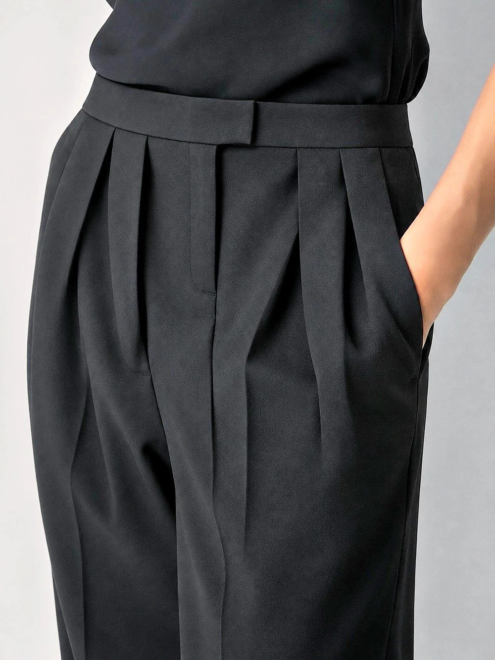 ARITZIA BABATON BLACK HIGH-RISE PLEATED TROUSERS – SIZE 8